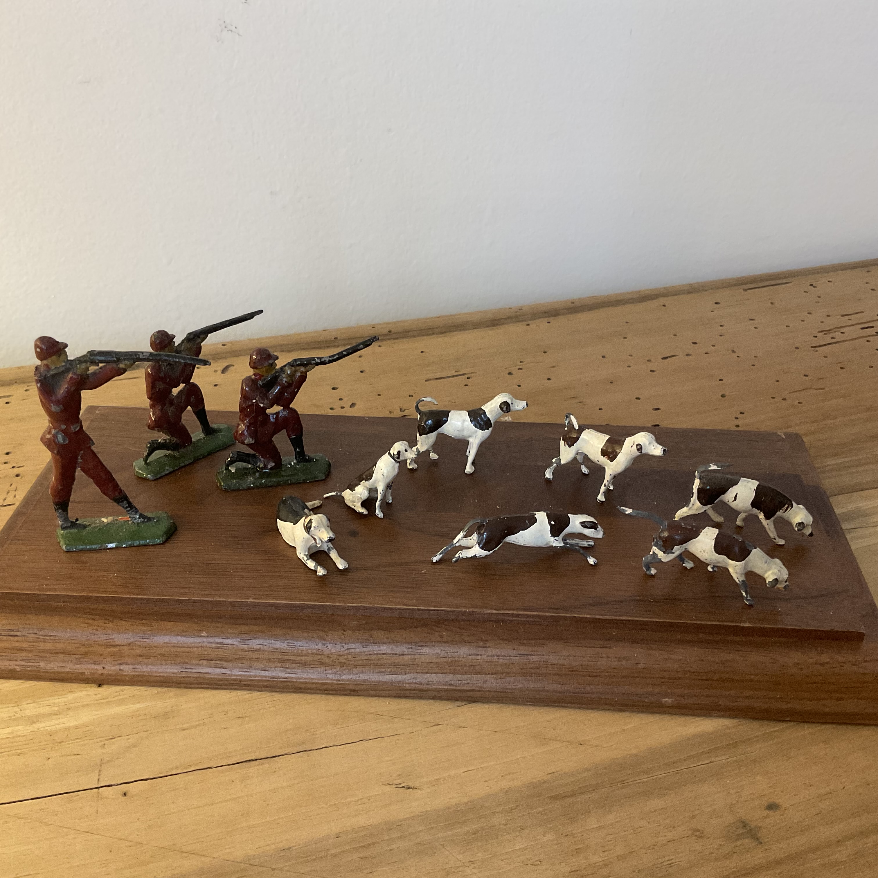 VINTAGE LEAD HUNTING FIGURINES